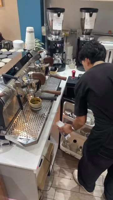 Barista preparando café en la barra de Panadería Central