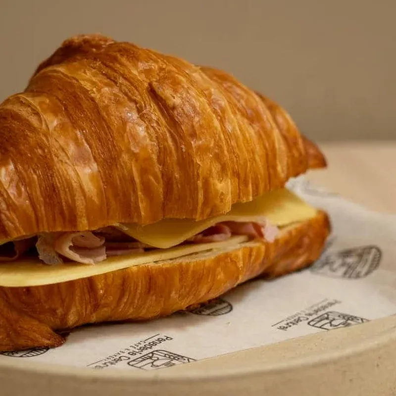 Croissant de jamón y queso